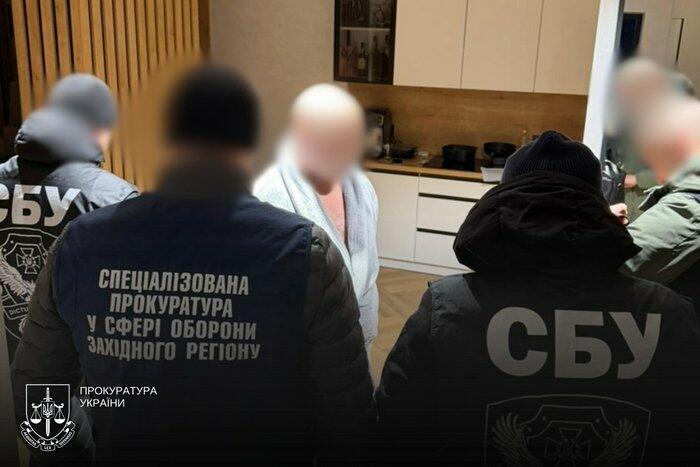 Посадовця ТЦК, який працював на Хмельниччині, затримали за підозрою у вимаганні двох автомобілів