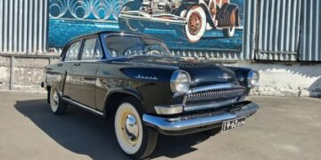 Із V8 і коробкою-автоматом: у Києві показали унікальну “Волгу” для КДБ (ВІДЕО)