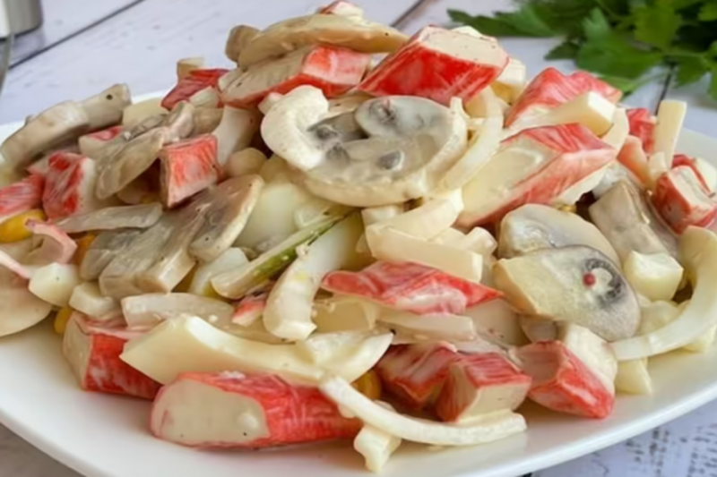 "Всього з 4 основних продуктів": рецепт унікального салату, гості зметуть зі столу за 1 хвилину