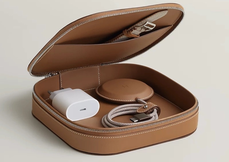 MagSafe для заможних: Hermès випустила преміальну сумочку Grand Paddock для зарядних гаджетів Apple