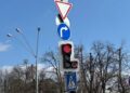 Із додатковим червоним сигналом: у Києві встановили перший світлофор нового типу (ФОТО)