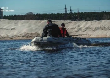 У Вишгороді чоловік намагався переплисти Дніпро і зник: пошуки тривають третю добу