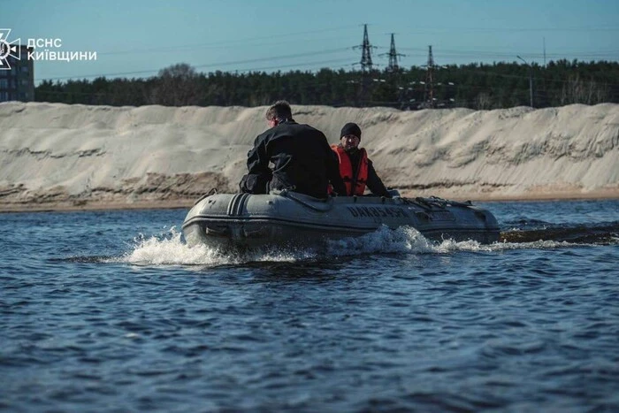 У Вишгороді чоловік намагався переплисти Дніпро і зник: пошуки тривають третю добу