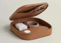 MagSafe для заможних: Hermès випустила преміальну сумочку Grand Paddock для зарядних гаджетів Apple