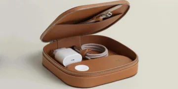 MagSafe для заможних: Hermès випустила преміальну сумочку Grand Paddock для зарядних гаджетів Apple