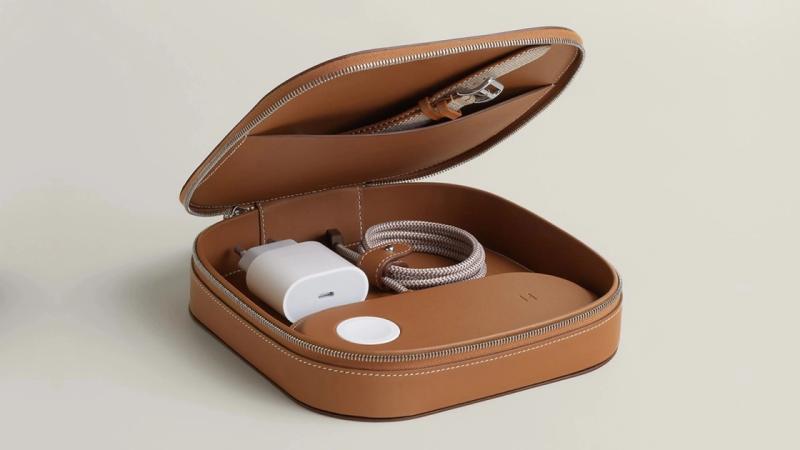 MagSafe для заможних: Hermès випустила преміальну сумочку Grand Paddock для зарядних гаджетів Apple