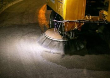 Чудо техніки на вулицях: Івано-Франківськ прибирають пилососом (ФОТО)