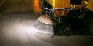 Чудо техніки на вулицях: Івано-Франківськ прибирають пилососом (ФОТО)