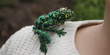 Наша землячка створила коштовну жабу