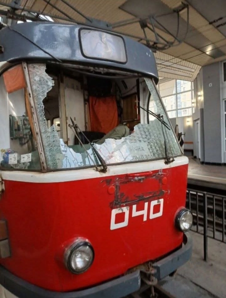 У Кривому Розі невідомі закидали камінням трамвай: поранено водійку