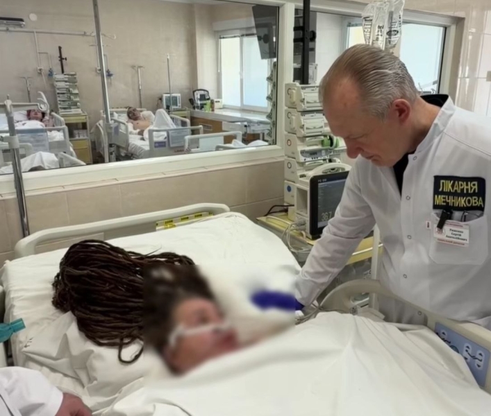У лікарні Мечникова рятують мешканку Нікополя, поранену внаслідок удару БпЛА