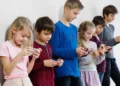 В українських школах учням можуть заборонити користуватися телефонами і планшетами: що відомо і як реагують батьки