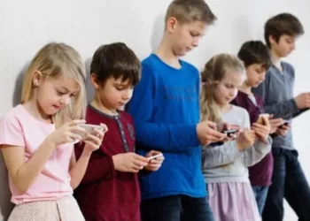 В українських школах учням можуть заборонити користуватися телефонами і планшетами: що відомо і як реагують батьки