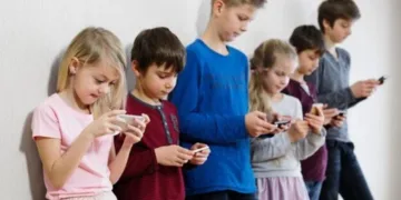 В українських школах учням можуть заборонити користуватися телефонами і планшетами: що відомо і як реагують батьки