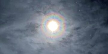 Українські полярники показали вінець Місяця