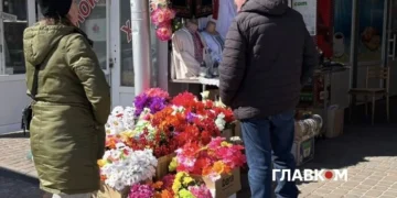 Поминальні дні 2026. Скільки коштують пластикові та живі квіти у Києві (репортаж)