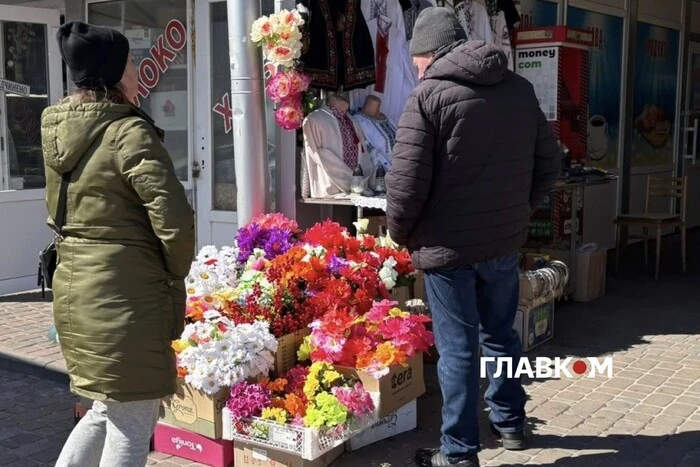 Поминальні дні 2026. Скільки коштують пластикові та живі квіти у Києві (репортаж)