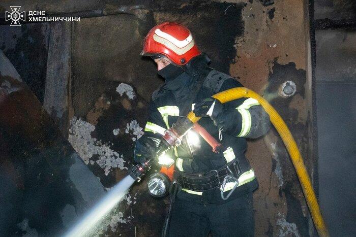 Нічна пожежа у Хмельницькому: рятувальники виявили тіло чоловіка