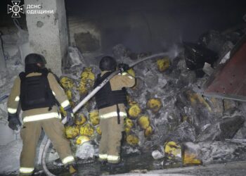 Дрони атакували порт в Одесі — пожежі вже ліквідували