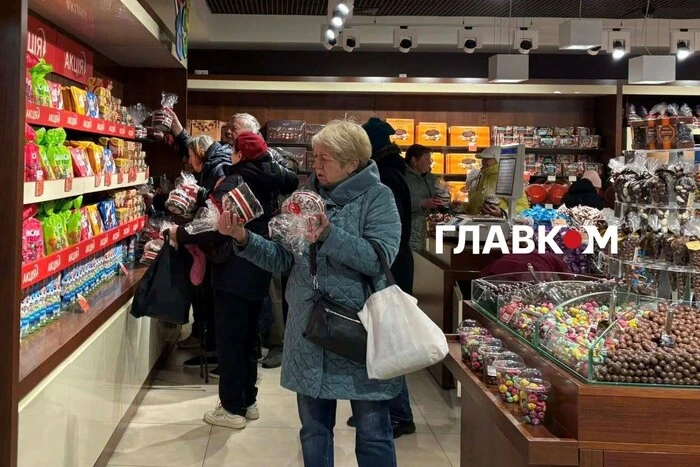 Паска від Порошенка за 300 грн. В магазинах Roshen почався щорічний ажіотаж (фоторепортаж)