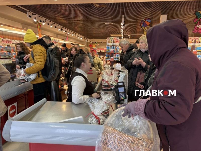 Паска від Порошенка за 300 грн. В магазинах Roshen почався щорічний ажіотаж (фоторепортаж)