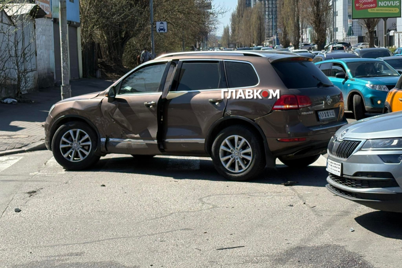 Масштабна ДТП у Києві: серед учасників &ndash; екіпаж поліції (фото)