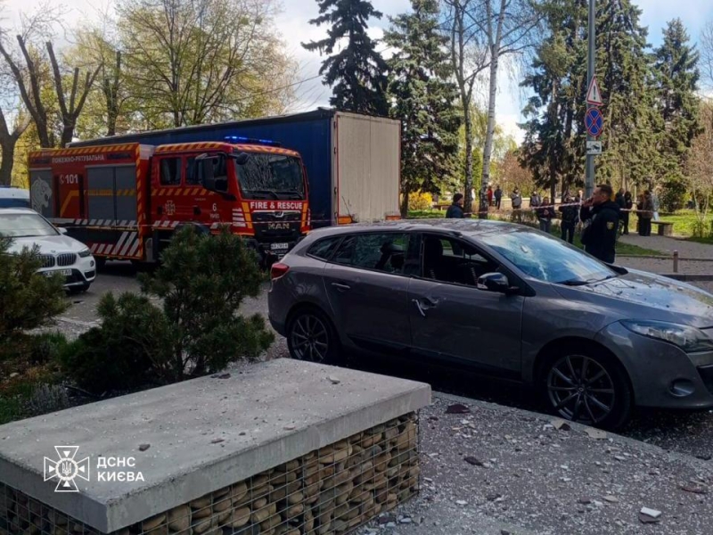 Пожежа на кладовищі та удар по недобудові: фото наслідків атаки на Київ