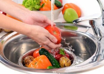 Ви неправильно миєте фрукти: як очистити їх насправді