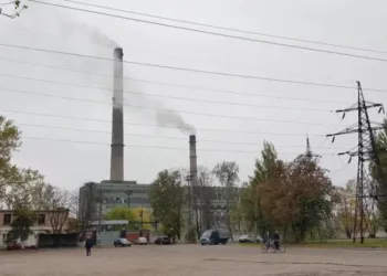 Чернігівська ТЕЦ зупинила роботу після обстрілу: гарячу воду тимчасово відключили