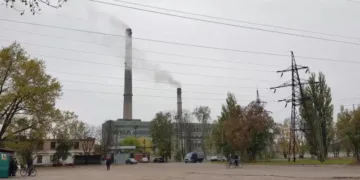 Чернігівська ТЕЦ зупинила роботу після обстрілу: гарячу воду тимчасово відключили