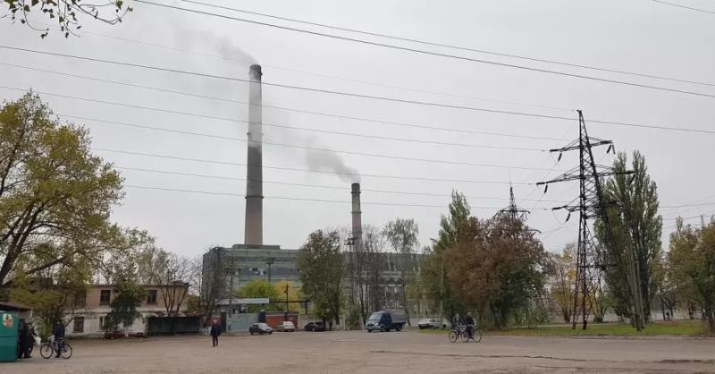 Чернігівська ТЕЦ зупинила роботу після обстрілу: гарячу воду тимчасово відключили