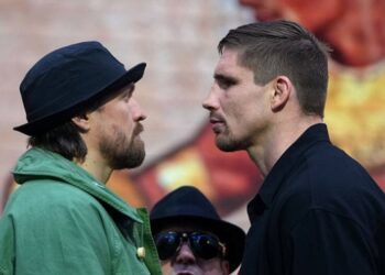 Усик зустрівся з Верхувеном у напруженій битві поглядів