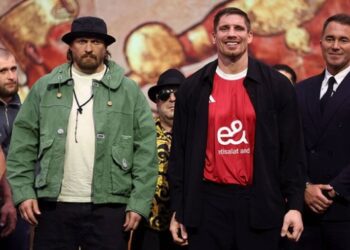 Верхувен висловив намір відібрати в Усика пояси