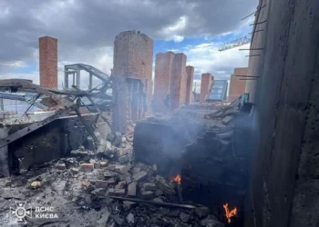 Пожежа на кладовищі та удар по недобудові: фото наслідків атаки на Київ