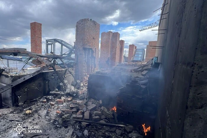 Пожежа на кладовищі та удар по недобудові: фото наслідків атаки на Київ