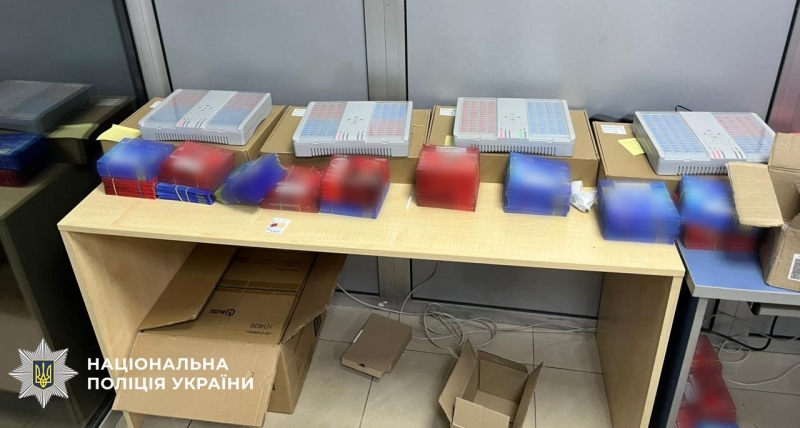 У Києві поліція накрила ботоферму, яка вигадувала українцям &laquo;криптоборги&raquo; (фото)