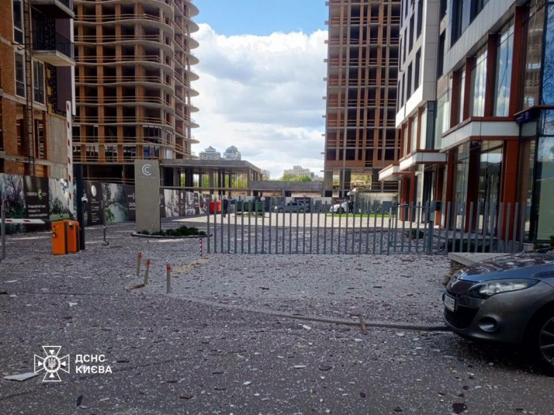 Пожежа на кладовищі та удар по недобудові: фото наслідків атаки на Київ