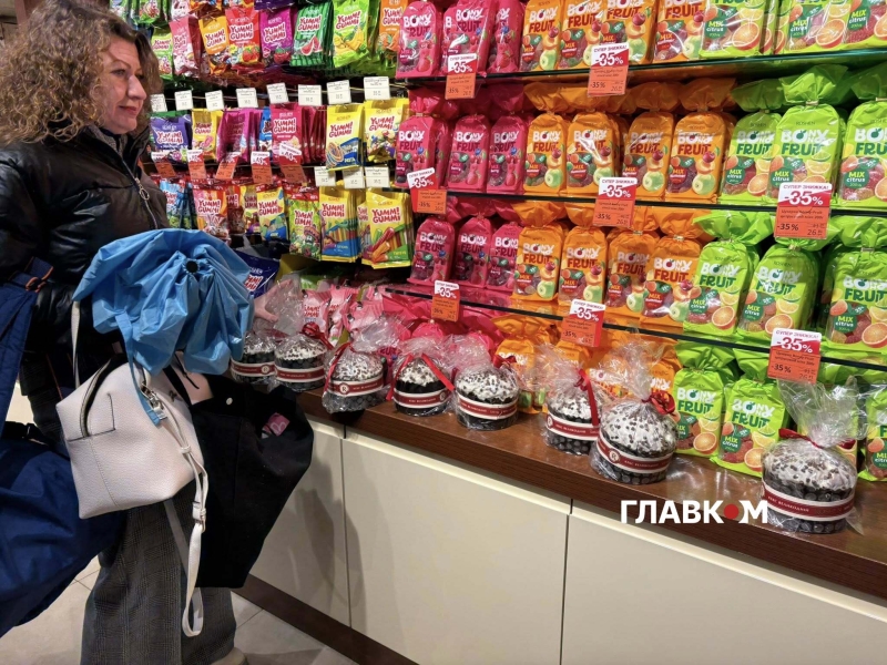 Паска від Порошенка за 300 грн. В магазинах Roshen почався щорічний ажіотаж (фоторепортаж)