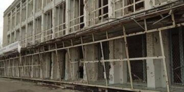 «Стоїть розграбований»: Казанський показав занедбаний ТЦ у Сіверськодонецьку, – ФОТО