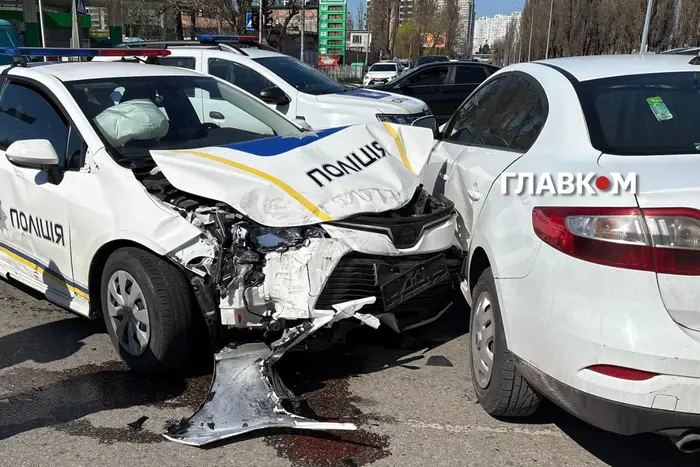 Масштабна ДТП у Києві: серед учасників &ndash; екіпаж поліції (фото)