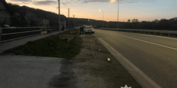 “Небезпечна аварія на Тернопільщині”: автомобіль Dacia Sandero злетів у кювет (ФОТО)