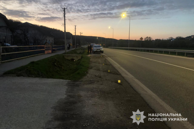 "Небезпечна аварія на Тернопільщині": автомобіль Dacia Sandero злетів у кювет (ФОТО)