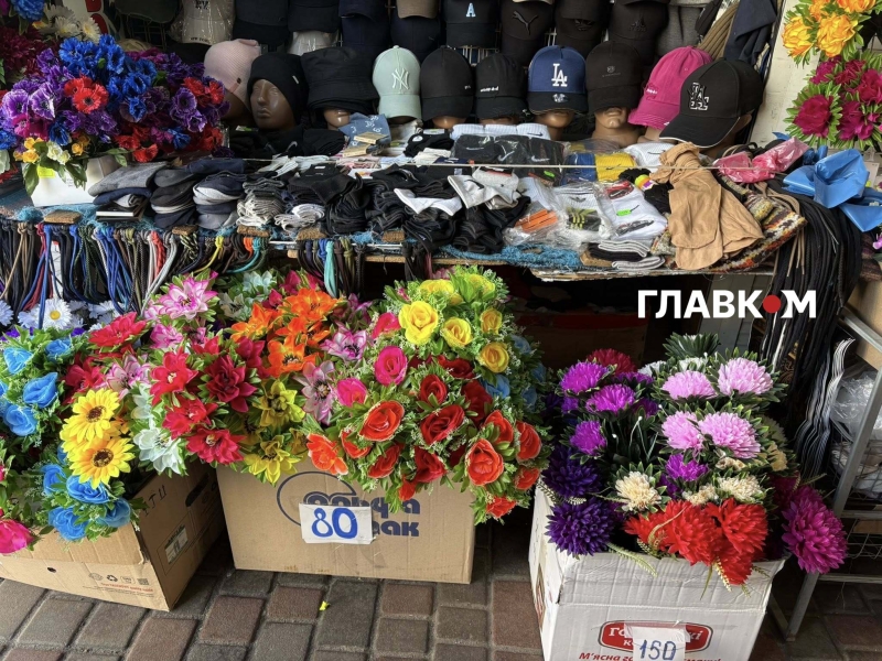 Поминальні дні 2026. Скільки коштують пластикові та живі квіти у Києві (репортаж)