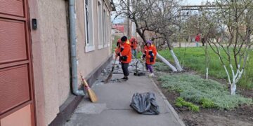 Комунальники працюють без зупину: ліквідація наслідків удару в Одесі