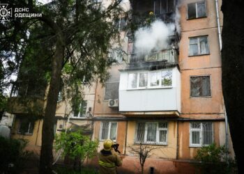 Пожежа в Київському районі Одеси: горіли балкони та квартира в п’ятиповерхівці