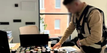 У Києві поліція накрила ботоферму, яка вигадувала українцям «криптоборги» (фото)