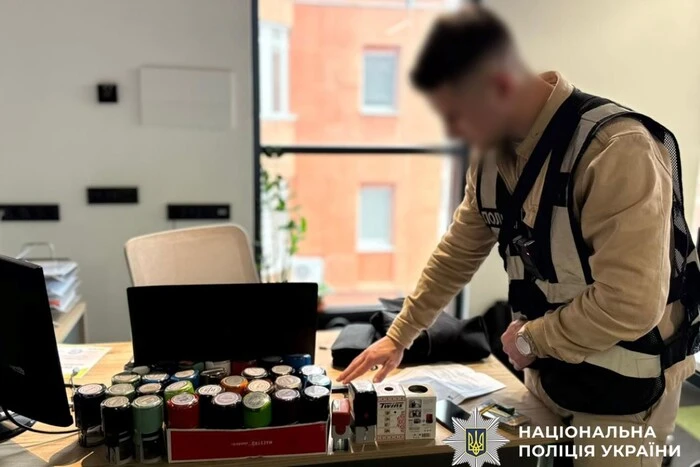 У Києві поліція накрила ботоферму, яка вигадувала українцям &laquo;криптоборги&raquo; (фото)