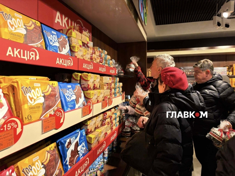 Паска від Порошенка за 300 грн. В магазинах Roshen почався щорічний ажіотаж (фоторепортаж)