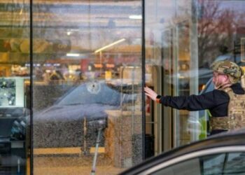 Стрілянина в Києві: копи втекли після перших пострілів, на місці залишилася дитина (відео)