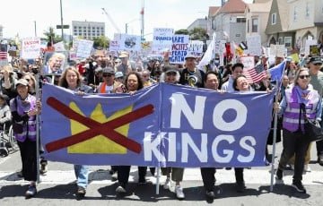 &laquo;Без королів&raquo;. У США люди вийшли на третю хвилю протестів проти Трампа, а його рейтинг впав до найнижчої точки